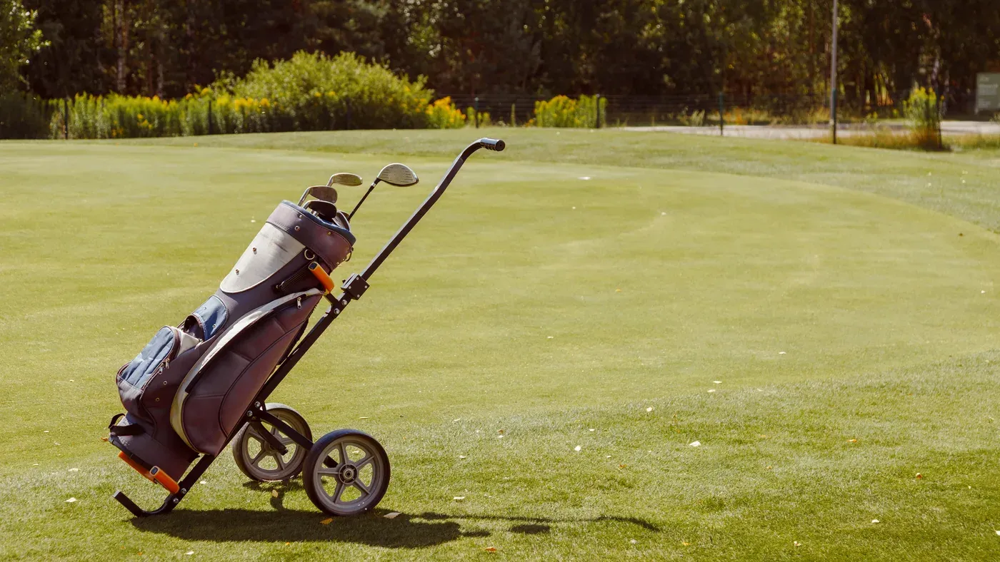 Bästa vagnbag monterad på tvåhjulig golfkärra på green