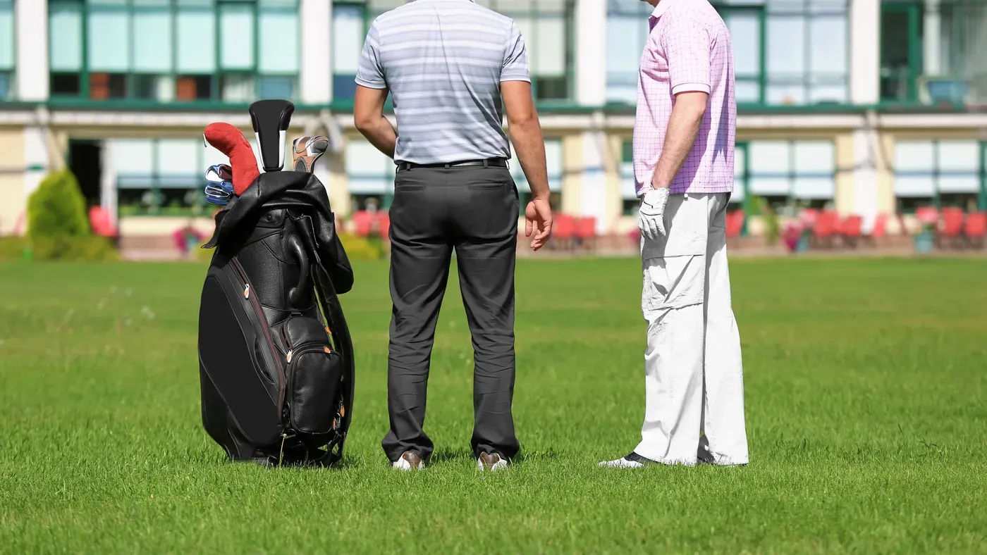 Bästa bärbag lutad mot sitt ställ på fairway